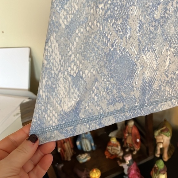 SUSAN GRAVER Weekend Blue/White Scoop Neck Snakeskin Tunic Top, Size 1X, GUC. - Picture 4 of 6